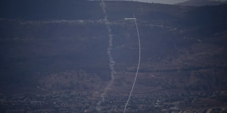 El sistema de defensa aérea israelí Cúpula de Hierro dispara para interceptar un ataque desde el Líbano sobre la región de Galilea, cerca de Kiryat Shmona, visto desde los Altos del Golán, el martes 17 de septiembre de 2024. (Foto AP/Leo Correa)