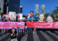 Manifestantes piden la liberación de israelíes tomados como rehenes por terroristas de Hamás en Gaza, frente a la base de Hakirya en Tel Aviv, el 19 de septiembre de 2024 (Tomer Neuberg/Flash90)