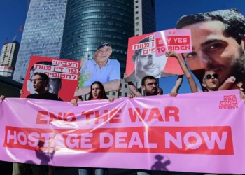 Manifestantes piden la liberación de los israelíes tomados como rehenes por terroristas de Hamás en Gaza y el fin de la guerra, frente a la base de Hakirya en Tel Aviv, el 19 de septiembre de 2024 (Tomer Neuberg/Flash90)