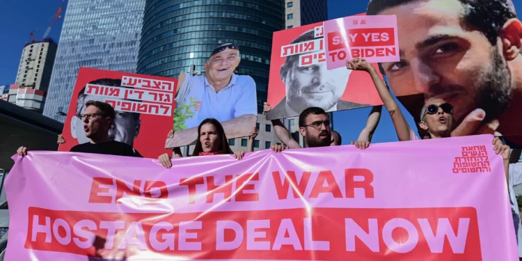 Manifestantes piden la liberación de los israelíes tomados como rehenes por terroristas de Hamás en Gaza y el fin de la guerra, frente a la base de Hakirya en Tel Aviv, el 19 de septiembre de 2024 (Tomer Neuberg/Flash90)