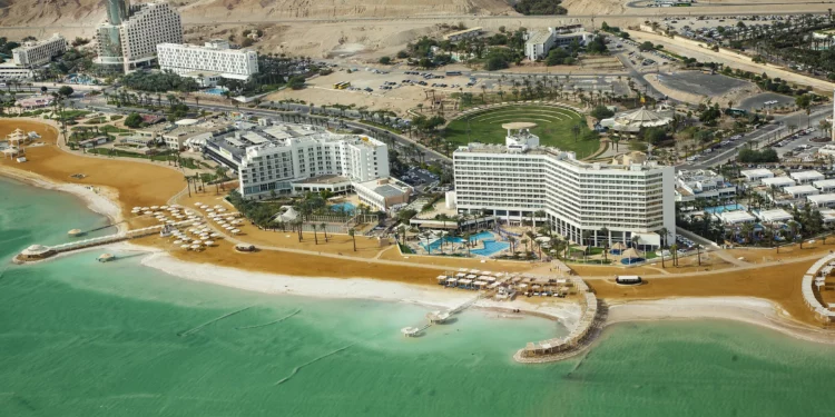 Vista aérea de los complejos hoteleros de Ein Bokek, en el mar muerto, en marzo de 2021. (Moshe Shai/Flash90)