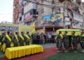 Miembros de Hezbolá llevan los ataúdes de sus compañeros que murieron en un ataque israelí el día anterior, durante su procesión fúnebre en los suburbios del sur de Beirut el 21 de septiembre de 2024. (Foto de ANWAR AMRO / AFP)