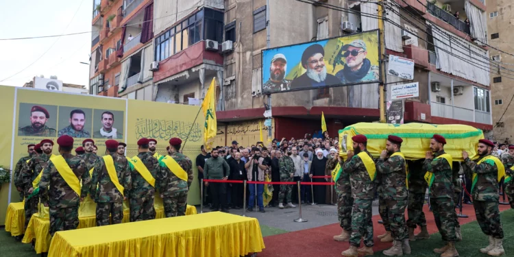 Miembros de Hezbolá llevan los ataúdes de sus compañeros que murieron en un ataque israelí el día anterior, durante su procesión fúnebre en los suburbios del sur de Beirut el 21 de septiembre de 2024. (Foto de ANWAR AMRO / AFP)