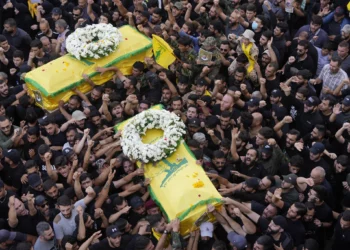 Miembros de Hezbolá llevan los ataúdes de dos de sus camaradas que murieron el miércoles cuando explotó un dispositivo portátil durante una procesión fúnebre en los suburbios del sur de Beirut, el jueves 19 de septiembre de 2024. Israel ha sido culpado por los ataques. (Foto AP/Hussein Malla)