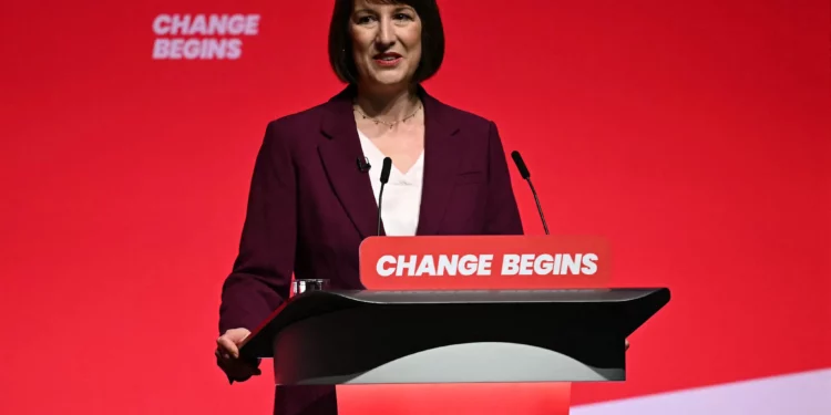 La ministra de Hacienda británica, Rachel Reeves, habla durante el segundo día de la conferencia anual del Partido Laborista en Liverpool, noroeste de Inglaterra, el 23 de septiembre de 2024. (Paul ELLIS / AFP)