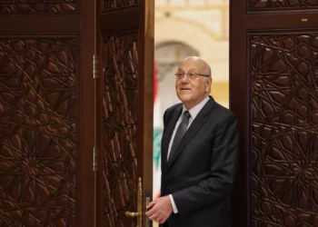 El primer ministro interino del Líbano, Najib Mikati, llega para reunirse con la ministra de Asuntos Exteriores de Alemania, Annalena Baerbock (no aparece en la foto), en Beirut el 25 de junio de 2024. (Anwar AMRO / AFP)