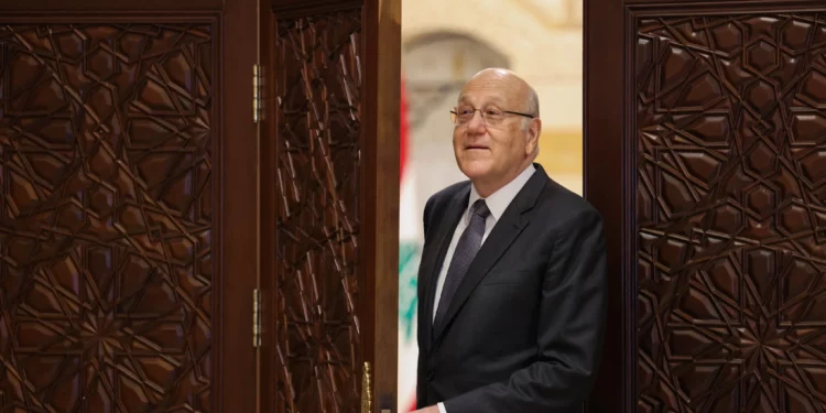 El primer ministro interino del Líbano, Najib Mikati, llega para reunirse con la ministra de Asuntos Exteriores de Alemania, Annalena Baerbock (no aparece en la foto), en Beirut el 25 de junio de 2024. (Anwar AMRO / AFP)