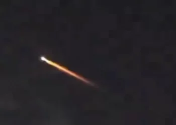 Se ve un proyectil en el cielo de Israel a principios del 27 de septiembre de 2024, cuando el ejército dijo haber interceptado un misil disparado desde Yemen utilizando el sistema de defensa aérea de largo alcance Arrow. (Captura de pantalla X, utilizada de acuerdo con la cláusula 27a de la ley de derechos de autor)