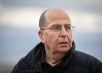 Moshe Ya'alon durante una visita al puesto de observación Vered Yeriho, en el desierto de Judea, el 21 de enero de 2020. (Hadas Parush/Flash90)