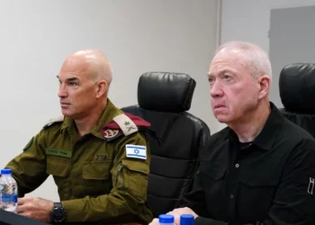 El ministro de Defensa, Yoav Gallant, se reúne con el jefe del Comando Norte de las Fuerzas de Defensa de Israel en Safed, el mayor general Ori Gordin, y otros oficiales de alto rango, el 24 de abril de 2024. (Ariel Hermoni/Ministerio de Defensa)