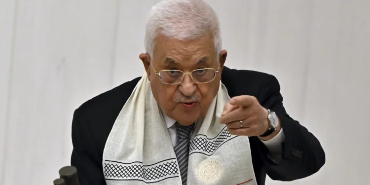 El presidente de la Autoridad Palestina, Mahmoud Abbas, pronuncia un discurso durante una reunión parlamentaria extraordinaria sobre los palestinos, en el Parlamento turco en Ankara, Turquía, el 15 de agosto de 2024. (AP/Ali Unal)