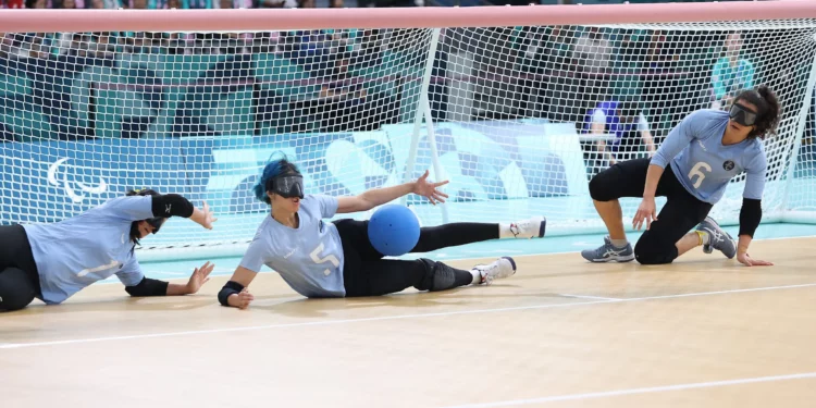 El equipo femenino de goalball de Israel compite en el partido final de los Juegos Paralímpicos de París 2024 el 5 de septiembre de 2024. (Lilach Weiss Rosenberg)