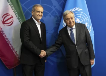 El presidente iraní Masoud Pezeshkian, a la izquierda, y el secretario general de la ONU, Antonio Guterres, se dan la mano en la sede de las Naciones Unidas en Nueva York, el lunes 23 de septiembre de 2024. (Foto AP/Stefan Jeremiah)