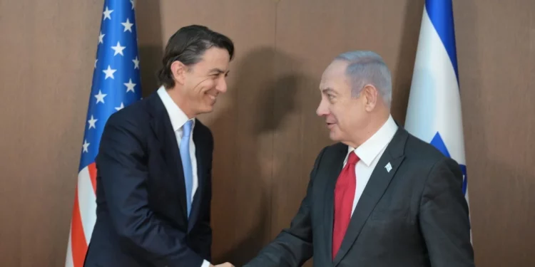 El primer ministro, Benjamin Netanyahu, a la derecha, se reúne con el enviado especial de Estados Unidos, Amos Hochstein, en Jerusalén, el 17 de junio de 2024. (Amos Ben Gershom/GPO)