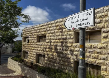 Imagen: Una señal de tráfico indica el camino hacia la embajada de Estados Unidos en Jerusalén el 19 de abril de 2024. (Ronaldo Schemidt/AFP)