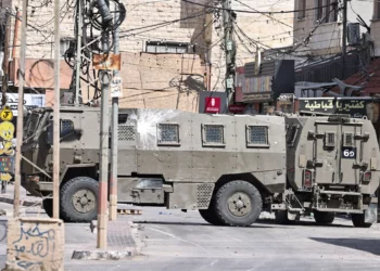 Ambulancias de la Media Luna Roja Palestina y vehículos del ejército israelí durante una incursión militar israelí en Qabatiyah, en el norte de Cisjordania, el 19 de septiembre de 2024. (Zain JAAFAR / AFP)