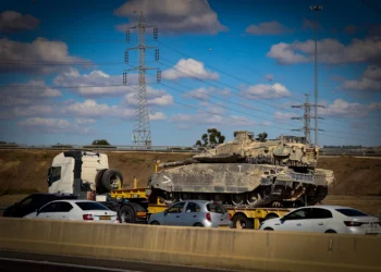 Un tanque de las FDI visto sobre un camión en el tráfico, en camino a la frontera norte con el Líbano, el 18 de septiembre de 2024. (Yossi Aloni/Flash90)