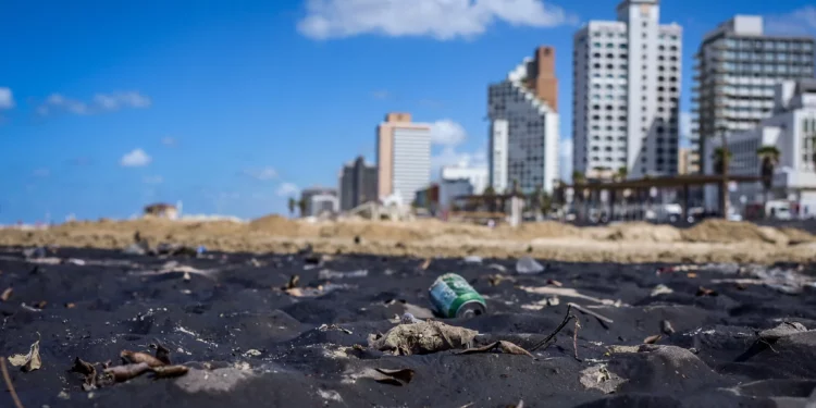 El Ministerio del Interior anuncia que todas las playas desde Tel Aviv a Herzliya estarán cerradas hasta nuevo aviso para nadar debido a temores de contaminación.

El Ministerio dice que los controles sanitarios detectaron que el agua no era potable debido al flujo de aguas sucias al mar.

El comunicado advierte a la ciudadanía que no habrá socorristas en estas playas hasta su reapertura y que está prohibido bañarse en zonas sin socorristas.