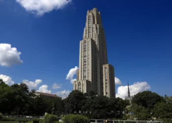 La Catedral del Aprendizaje se eleva sobre el campus de la Universidad de Pittsburgh, en la zona de Oakland, el 8 de julio de 2019. (Foto AP/Gene J. Puskar)