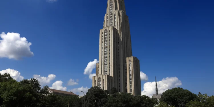 La Catedral del Aprendizaje se eleva sobre el campus de la Universidad de Pittsburgh, en la zona de Oakland, el 8 de julio de 2019. (Foto AP/Gene J. Puskar)