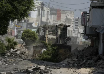 Una excavadora militar israelí destruye una carretera llena de escombros durante una redada del ejército en Jenín, Judea y Samaria, el 2 de septiembre de 2024. (Foto AP/Majdi Mohammed)