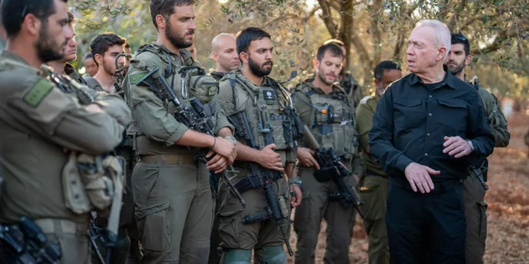 El ministro de Defensa, Yoav Gallant, habla con las tropas durante un ejercicio en el norte de Israel, el 24 de septiembre de 2024. (Ariel Hermoni/Ministerio de Defensa)