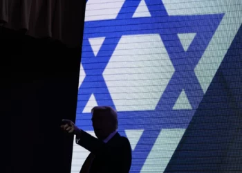 El candidato presidencial republicano y expresidente Donald Trump saluda a la multitud al salir del escenario después de hablar en la Cumbre Nacional del Consejo Israelí-Americano, el jueves 19 de septiembre de 2024, en Washington. (Foto AP/Evan Vucci)