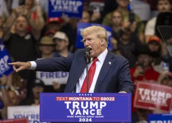 El expresidente estadounidense y candidato presidencial republicano Donald Trump habla durante un mitin de campaña electoral en Bozeman, Montana, el 9 de agosto de 2024. (Natalie BEHRING / AFP)