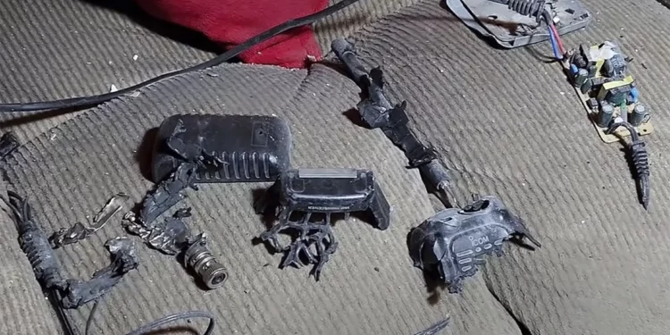 Este video muestra un walkie-talkie que fue detonado dentro de una casa en un ataque contra miembros de Hezbolá, del que muchos culpan a Israel, en Baalbek, este del Líbano, el 18 de septiembre de 2024. (Foto AP)