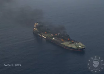 Esta fotografía difundida por la fuerza naval de la Operación Aspides de la Unión Europea muestra al petrolero Sounion ardiendo en el mar Rojo, tras una serie de ataques de los islamistas hutíes de Yemen, el 14 de septiembre de 2024. (Operación Aspides de la Unión Europea vía AP)