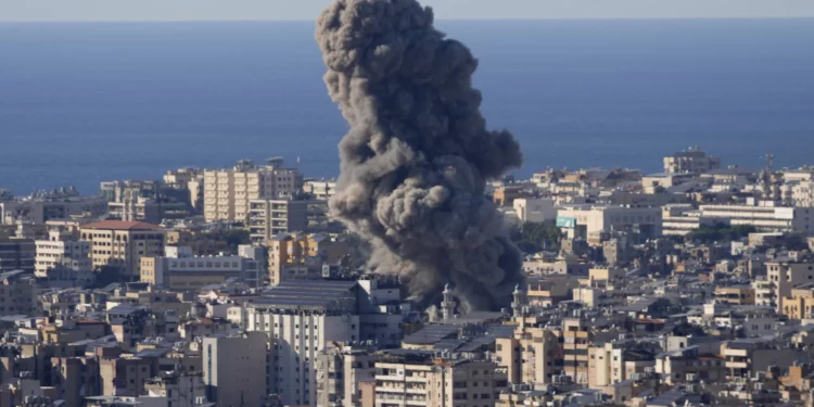 Ataques de Israel en Beirut tras lanzamiento de cohetes de Hezbolá