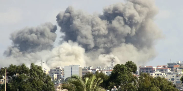 Esta imagen tomada desde la ciudad de Tiro, en el sur del Líbano, muestra una columna de humo luego de un ataque aéreo israelí en la aldea de al-Hosh el 17 de octubre de 2024, en medio de la continua guerra entre Hezbollah e Israel. (Kawnat HAJU / AFP)