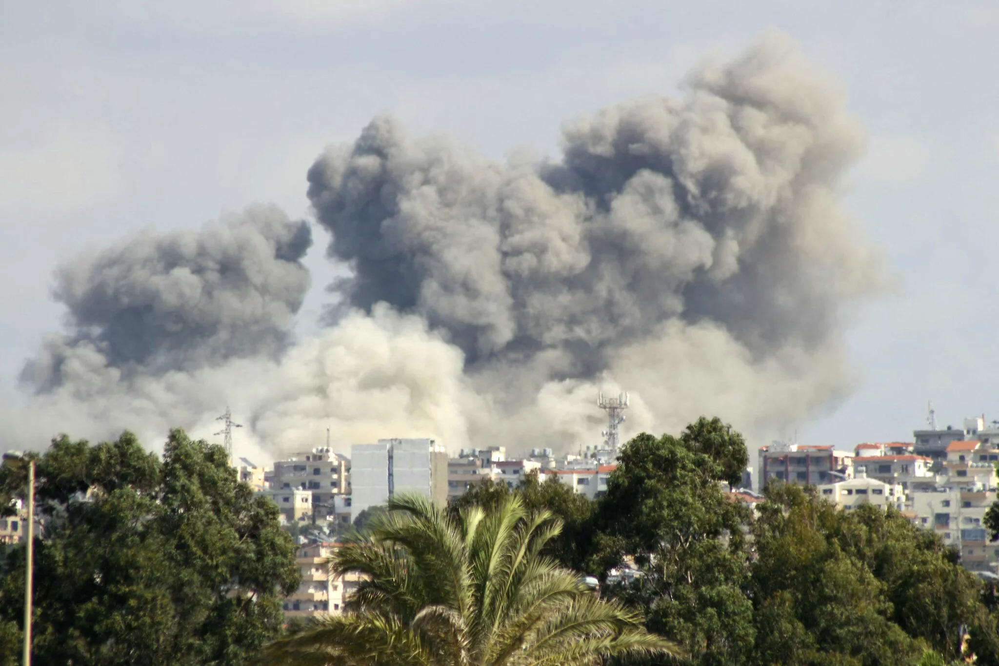 Esta imagen tomada desde la ciudad de Tiro, en el sur del Líbano, muestra una columna de humo luego de un ataque aéreo israelí en la aldea de al-Hosh el 17 de octubre de 2024, en medio de la continua guerra entre Hezbollah e Israel. (Kawnat HAJU / AFP)