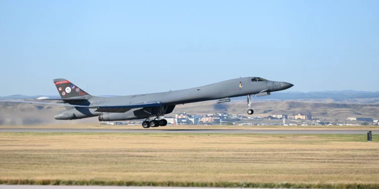 Los B-1B Lancer practican ataques de largo alcance con JASSM