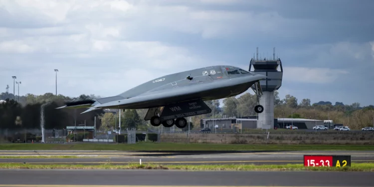 Bombarderos B-2 atacan búnkeres subterráneos en Yemen