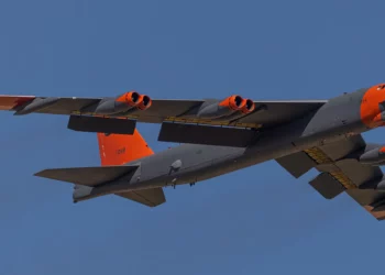 Un bombardero estadounidense B-52H ha recibido un increíble esquema de colores retro