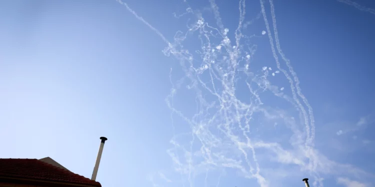 Bombardeo de cohetes desde Líbano impacta en Safed