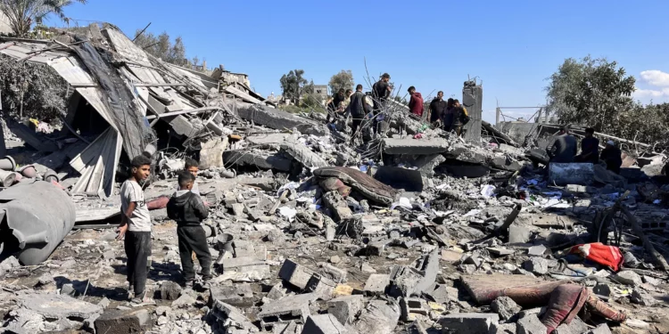 La gente busca entre los escombros en el lugar de un ataque israelí en Beit Lahiya, en el norte de la Franja de Gaza, el 30 de octubre de 2024 (AFP)