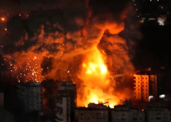 Ataques israelíes destruyen edificios en suburbios de Beirut