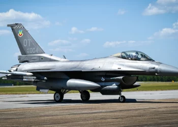 F-16 prueba con éxito sistema de guerra electrónica IVEWS