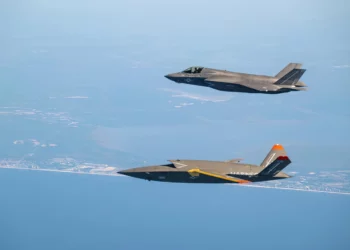 El dron Valkyrie, el «compañero fiel» se conecta en vuelo con el F-35B