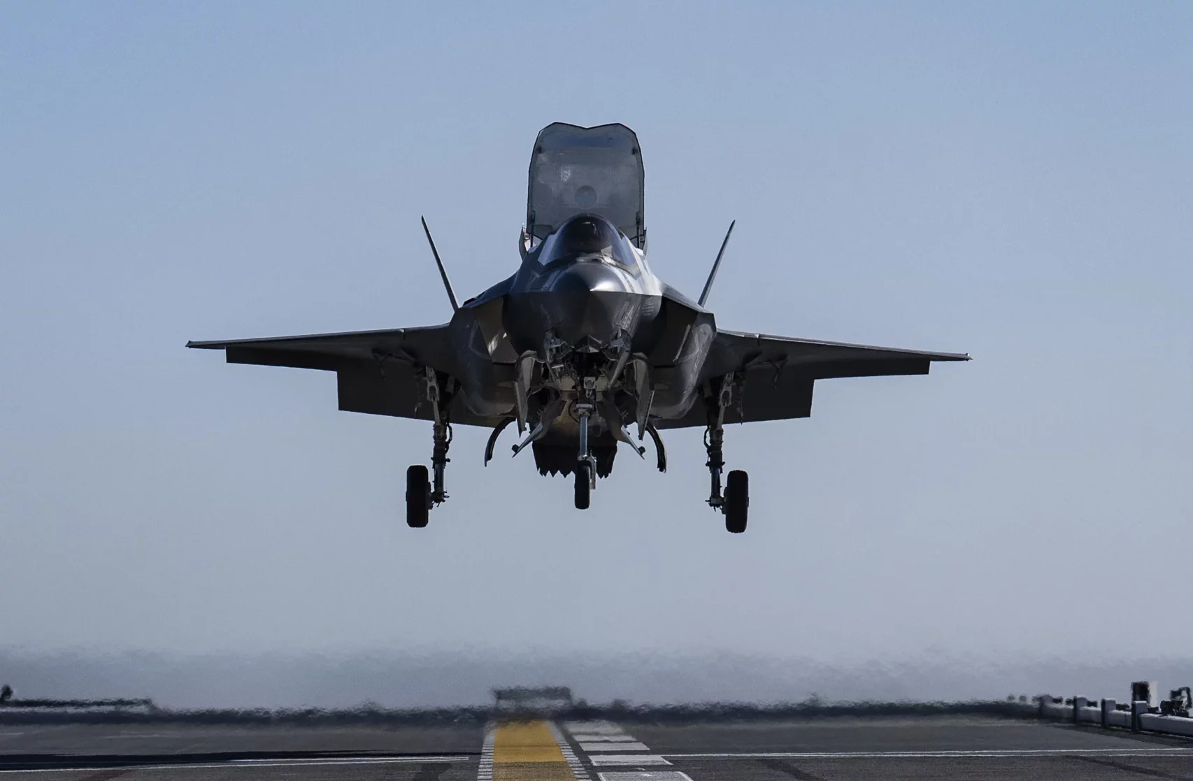 El F-35B aterriza por primera vez en el JS Kaga de Japón