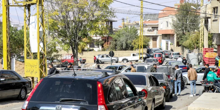 Los vehículos se amontonan a lo largo de una carretera mientras los residentes de la ciudad de Baalbek, en el este del Líbano, evacuan la ciudad del valle de Beqaa el 30 de octubre de 2024, después de una declaración del portavoz del ejército israelí advirtiendo a los residentes de los próximos ataques contra objetivos de Hezbolá. (Nidal SOLH / AFP)