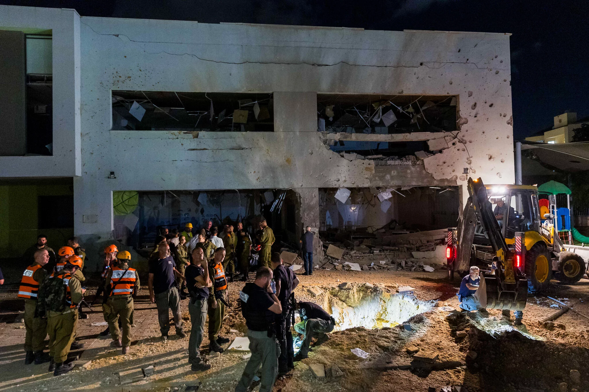 Fuerzas de seguridad israelíes en el lugar donde un misil lanzado desde Irán impactó una escuela en la ciudad de Gedera, el 1 de octubre de 2024. (Liron Moldovan/Flash90)