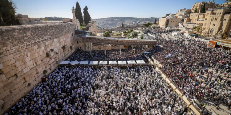 Judíos se reúnen en el Muro Occidental para la bendición de Sucot