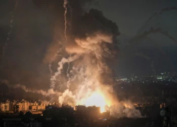 Llamas y humo se elevan tras un ataque aéreo israelí en Dahiyeh, Beirut, Líbano, el 7 de octubre de 2024. (Foto AP/Bilal Hussein)