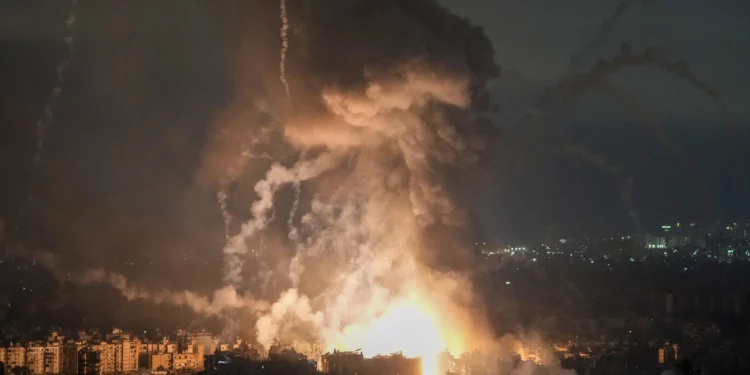 Llamas y humo se elevan tras un ataque aéreo israelí en Dahiyeh, Beirut, Líbano, el 7 de octubre de 2024. (Foto AP/Bilal Hussein)