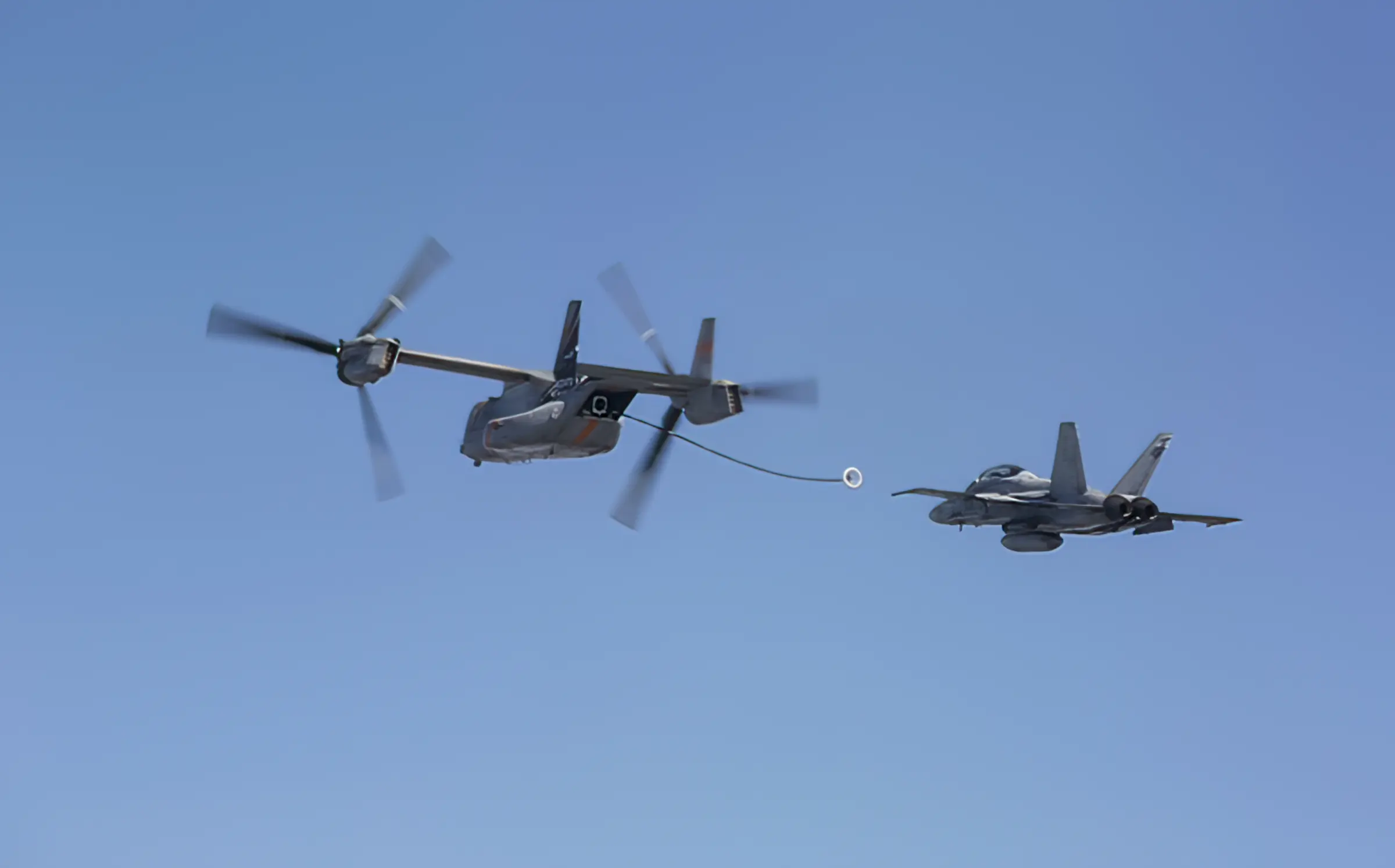 Los V-22 Osprey amplían el alcance de los cazas navales