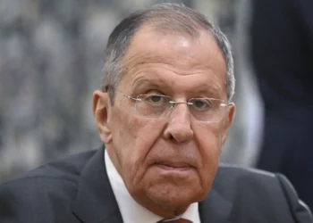 El ministro de Asuntos Exteriores de Rusia, Sergei Lavrov, asiste a una reunión con su homólogo kuwaití en Moscú el 28 de octubre de 2024. (Alexander NEMENOV / POOL / AFP)