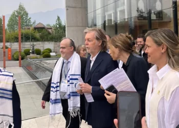 Paul McCartney asistió a servicios de Yom Kippur en Chile junto a su esposa